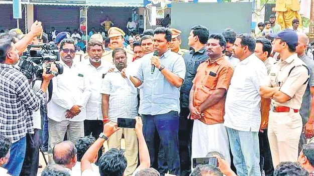 Fishermen Issues: డిప్యూటీ సీఎం హామీతో మత్స్యకారుల దీక్ష తాత్కాలిక విరమణ