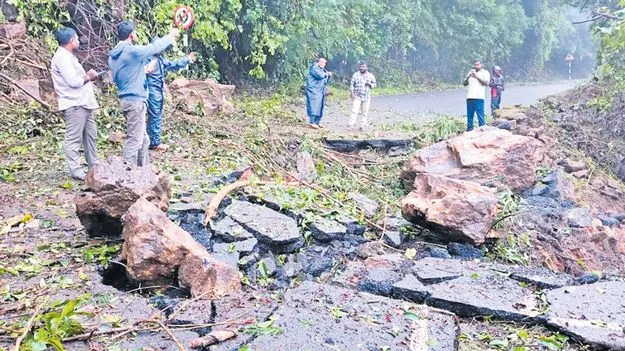 Montha Cyclone: 5వేల కి.మీ. రహదారులు ధ్వంసం