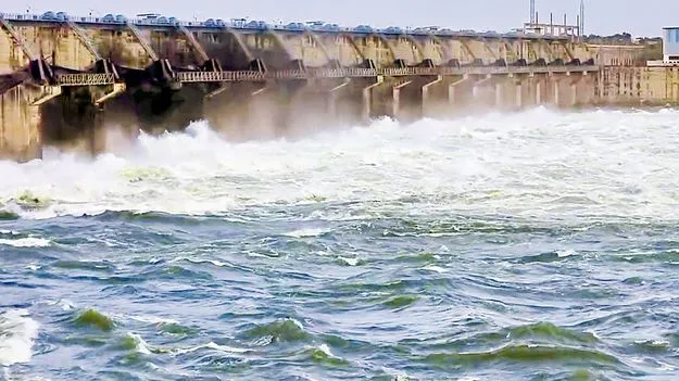 Flood Warning: ప్రకాశం బ్యారేజీకి పోటెత్తిన వరద