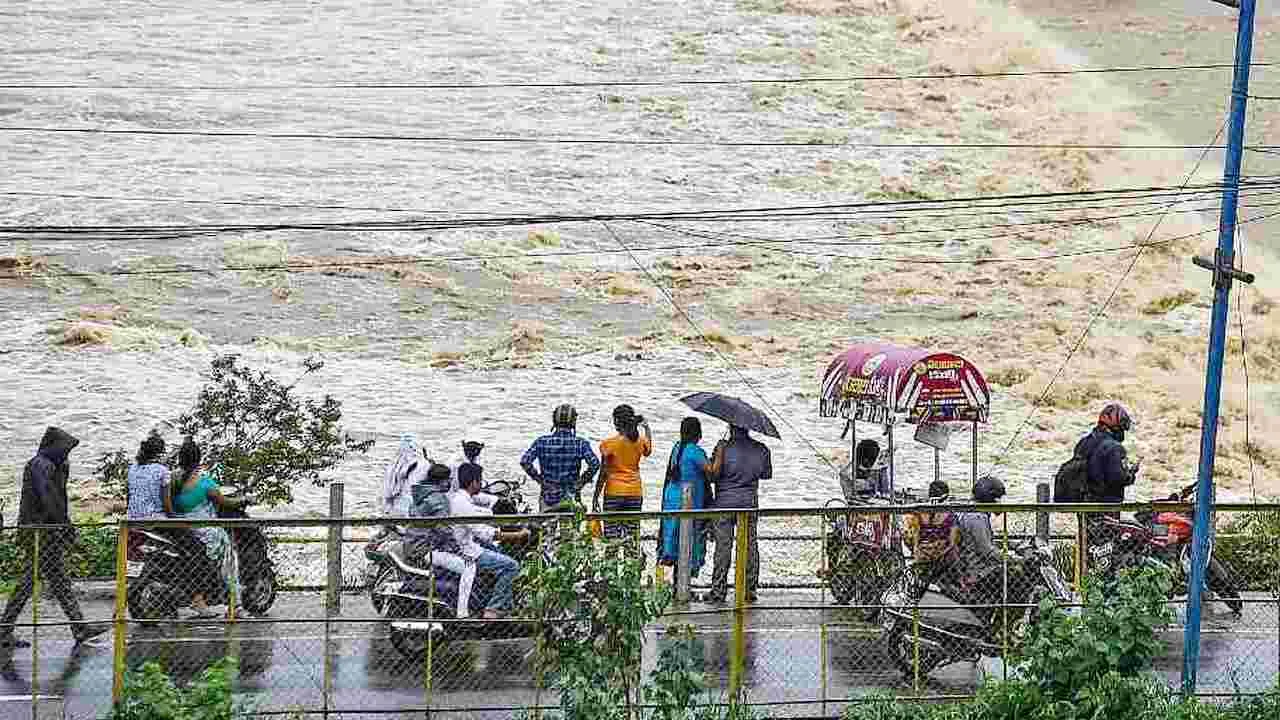 Flood Warning: తీరం దాటిన వాయుగుండం