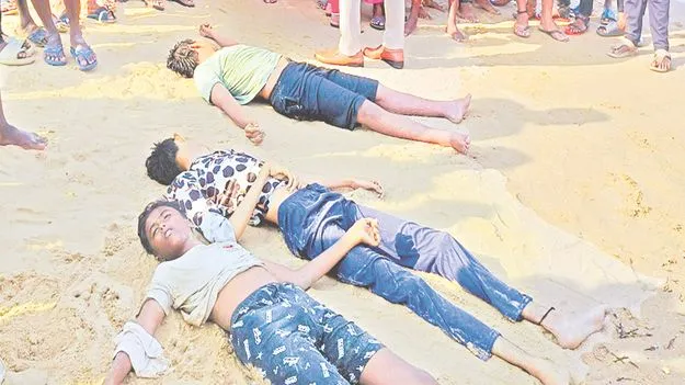  Maipadu Beach: ఆయుష్షు తీసిన అలలు   