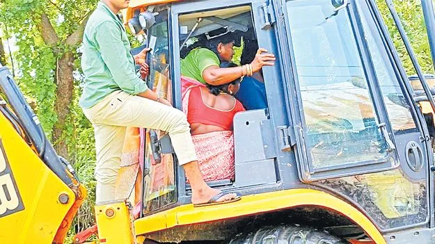 Bride: జేసీబీ ఎక్కి.. వాగు దాటి..