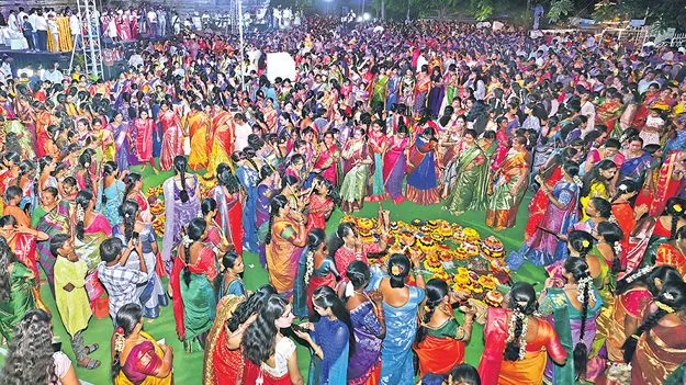 Bathukamma Festival: చిత్తూచిత్తూల బొమ్మ.. శివునీ ముద్దులగుమ్మ 