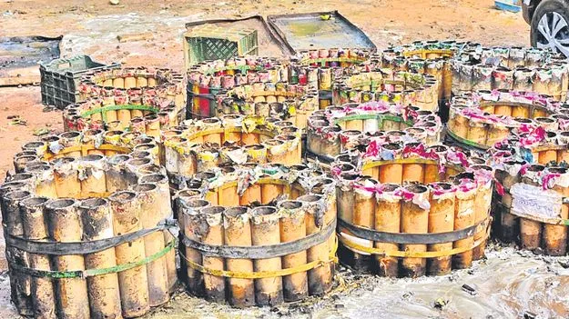 Kakinada: ఆ దివ్వెల వెనుక చీకటి