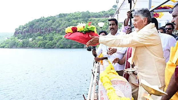 CM Chandrababu Naidu: ప్రతి చెరువూ నిండాలి