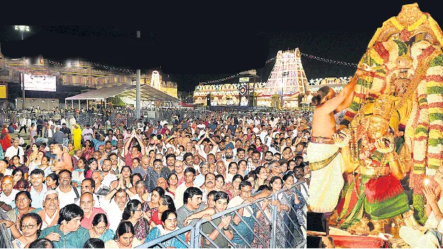 శ్రీవారి ఆలయం ముందు కార్తీక వెలుగులు