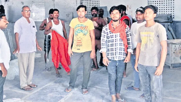 వలస కార్మికులు విలవిల