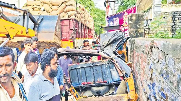 Lorry Accident: పత్తికొండలో లారీ బీభత్సం