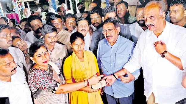 Guntur Hospital: కందుకూరు హత్య బాధితులకు హోం మంత్రి అనిత పరామర్శ