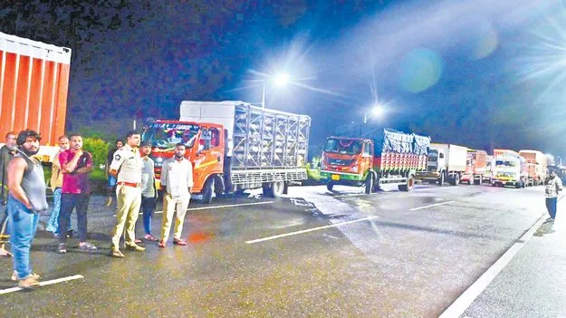 Transport Disruption: నిలిచిన ప్రజా రవాణా