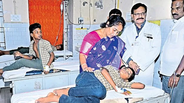 Pedanandipadu: కలుషిత ఆహారం తిని 54 మంది విద్యార్థులకు అస్వస్థత