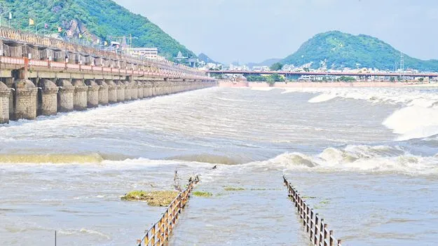 Flood Levels: మళ్లీ కృష్ణా, గోదావరి ఉగ్రరూపం