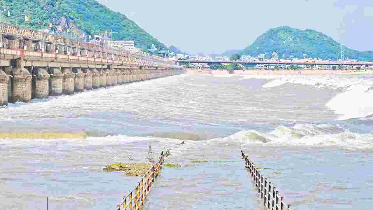 Flood Levels: మళ్లీ కృష్ణా, గోదావరి ఉగ్రరూపం
