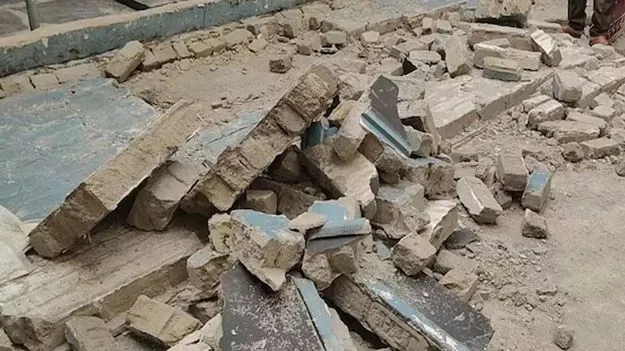 Kurnool District: వర్షాలకు కూలిన రథశాల గోడ