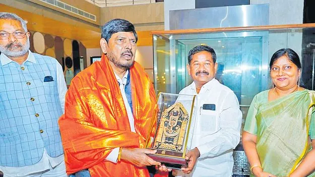 Ministers Dola: ఎస్సీ,ఎస్టీ పెండింగ్‌ నిధులు ఇవ్వండి