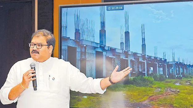 ఏ మొహం పెట్టుకుని నర్సీపట్నం వెళ్తావ్‌?: పట్టాభి