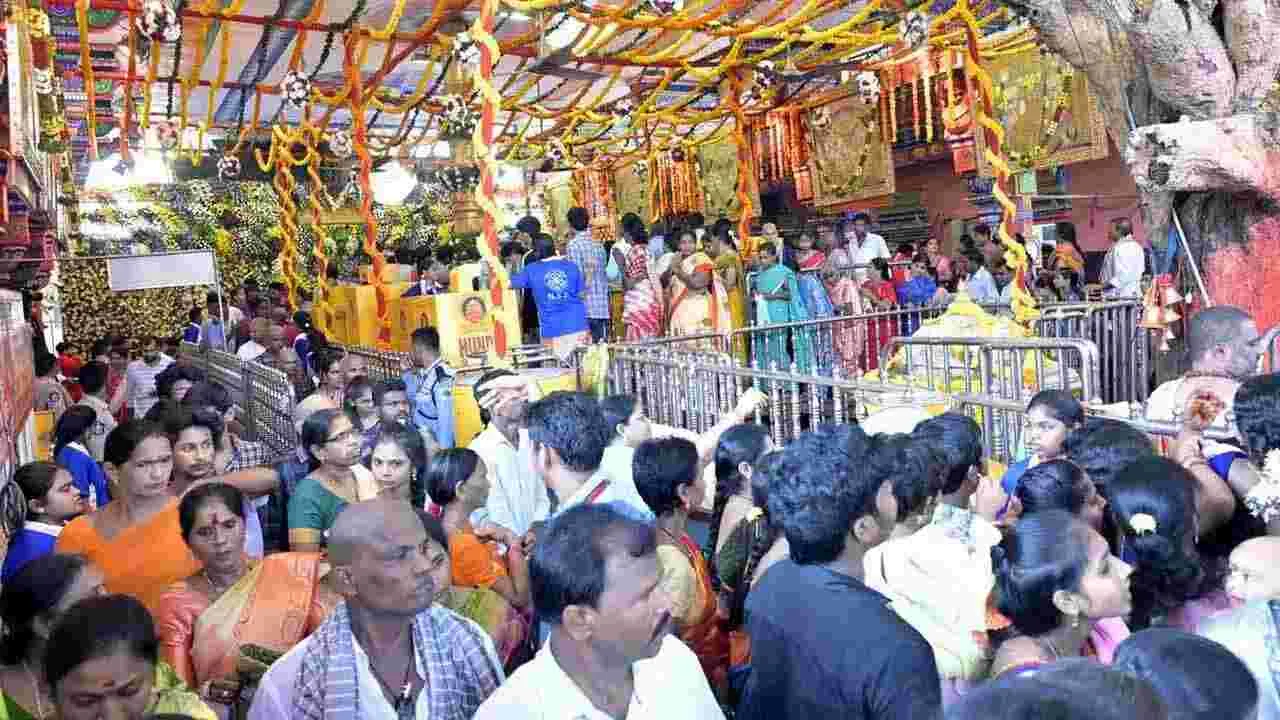 Pilgrimage Crowd:  కావుమా కనకదుర్గమ్మా... భక్తజనకీలాద్రి