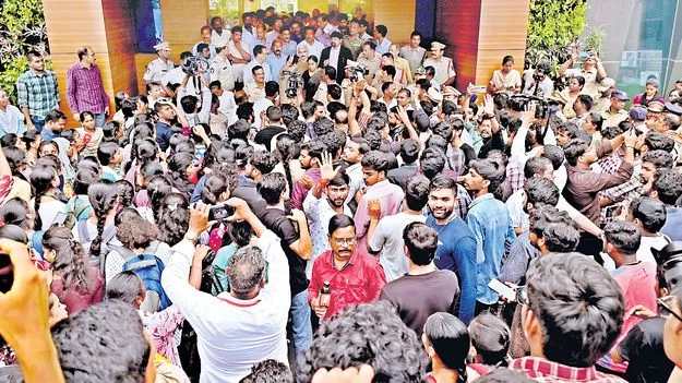Andhra University: ఏయూలో విద్యార్థుల ఆందోళన విరమణ