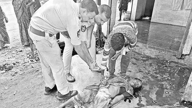 Neglect Leads to Tragedy: ప్రాణం పోతున్నా.. పట్టించుకోలా