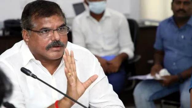 వేటు వేసే హక్కుంటే ఎందుకు ఆగుతున్నారు: బొత్స