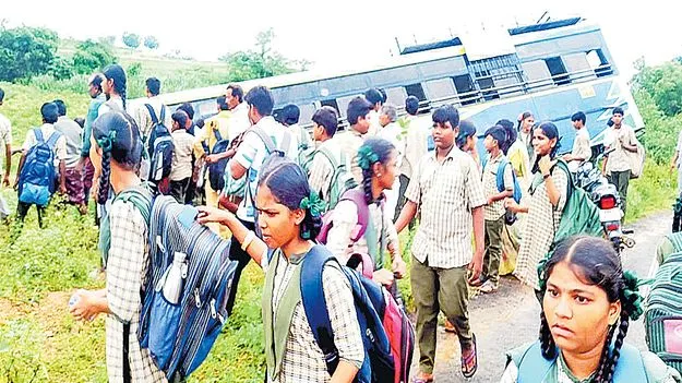 Anantapur: అదుపుతప్పిన ఆర్టీసీ బడి బస్సు