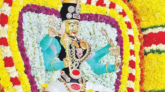 Srisailam: సిద్ధిదాయిని అలంకారంలో దర్శనమిచ్చిన భ్రమరాంబికాదేవి