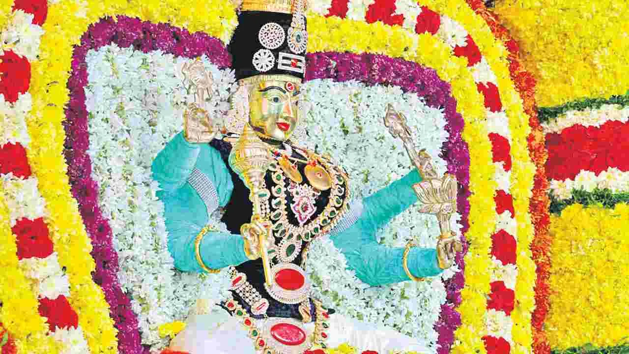 Srisailam: సిద్ధిదాయిని అలంకారంలో దర్శనమిచ్చిన భ్రమరాంబికాదేవి
