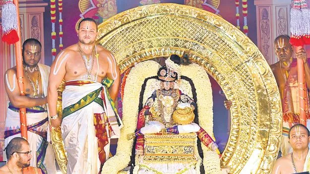 Tirumala: సూర్య, చంద్ర ప్రభలపై ఊరేగిన శ్రీనివాసుడు