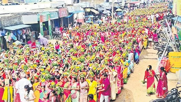 Durga Goddess: పాల కలశాలతో దుర్గమ్మకు అభిషేకం