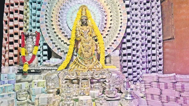 Visakhapatnam: 7 కిలోల బంగారం.. 5 కోట్లతో అలంకరణ