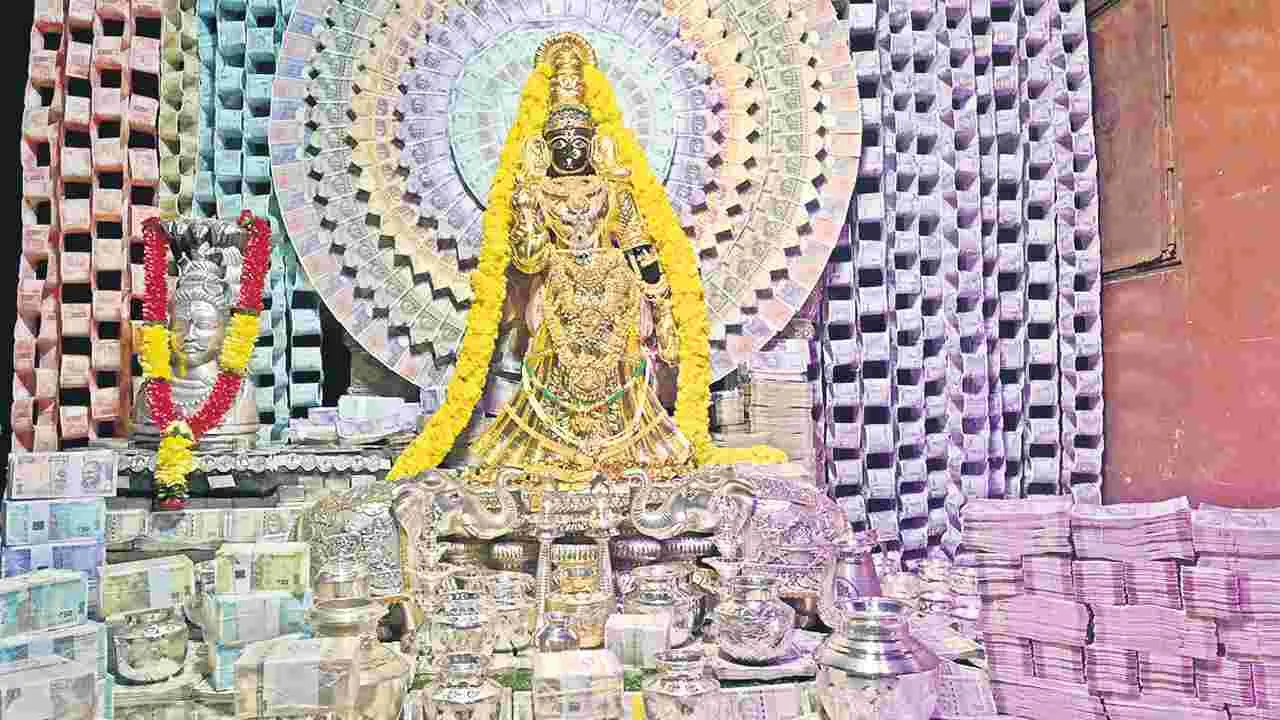 Visakhapatnam: 7 కిలోల బంగారం.. 5 కోట్లతో అలంకరణ