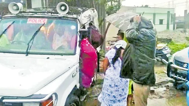 Hospital Transfer: పోలీసు జీపులో ఆస్పత్రికి.. కవలలు జననం