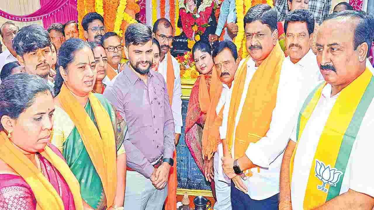 కొత్తగా మరిన్ని బీసీ గురుకులాలు: సవిత