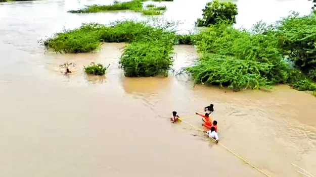 River Overflow: వరదలో చిక్కి విలవిల