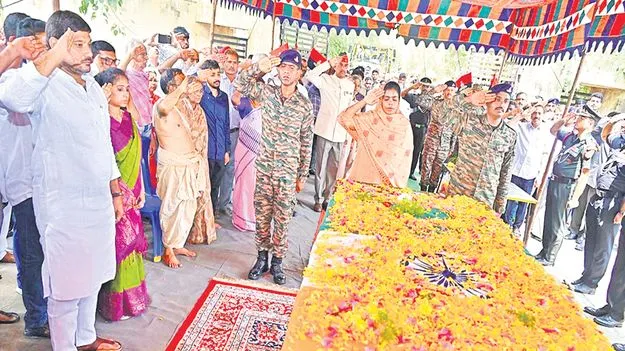 Military Funeral: మేజర్‌ తేజ్‌ భరద్వాజ్‌కు కన్నీటి వీడ్కోలు