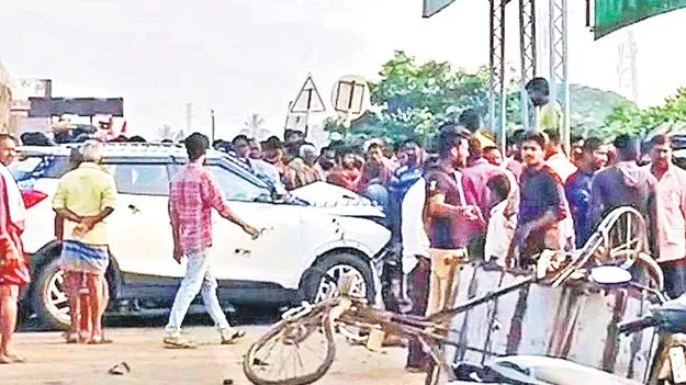 Road Accident: టైరు పేలి.. జనంపైకి పెళ్లి కారు.. ముగ్గురు మృతి