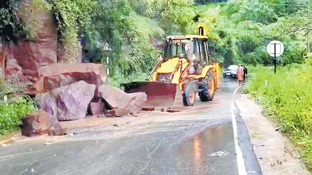 Highway Block: శ్రీశైలం రహదారిపై విరిగిపడిన కొండచరియలు 
