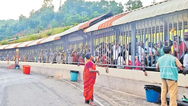 Tirumala Brahmotsavam: తిరుమలలో కొనసాగుతున్న రద్దీ