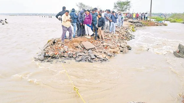 Montha Cyclone Strikes: నాడు మసులీపట్నం.. నేడు మొంథా