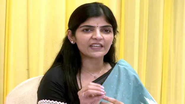 Rayapati Sailaja: మహిళలకు బహిరంగంగా క్షమాపణ చెప్పండి