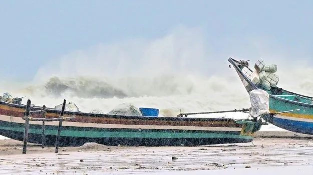 Montha Cyclone: ఉప్పాడ తీరం అల్లకల్లోలం