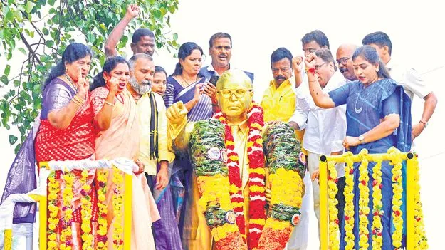 Home Minister Anita: దళితుల ఇళ్లకు జగన్‌ వెళ్లడు