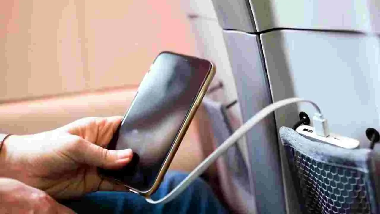 Airline Safety: విమానాల్లో పవర్‌ బ్యాంకులపై నిషేధం