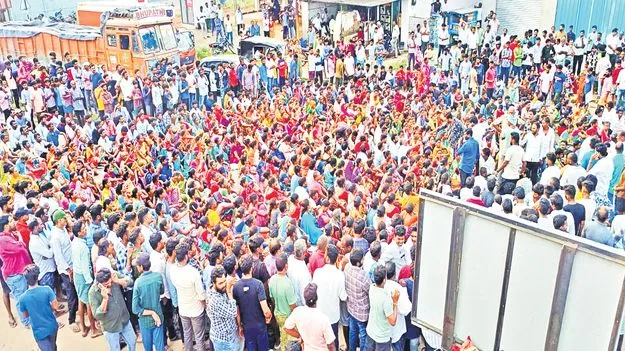 Anakapalli: హైవే దిగ్బంధం