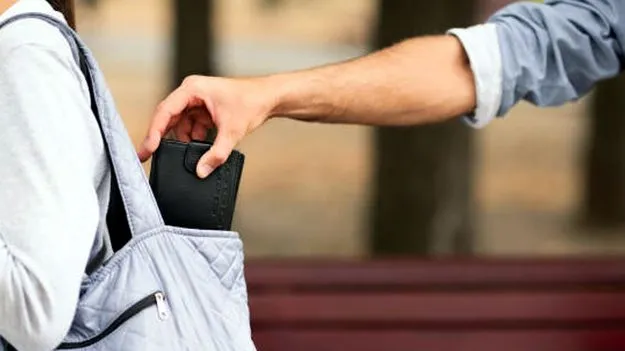 Theft: ఎంపీడీవో భార్య చేతివాటం