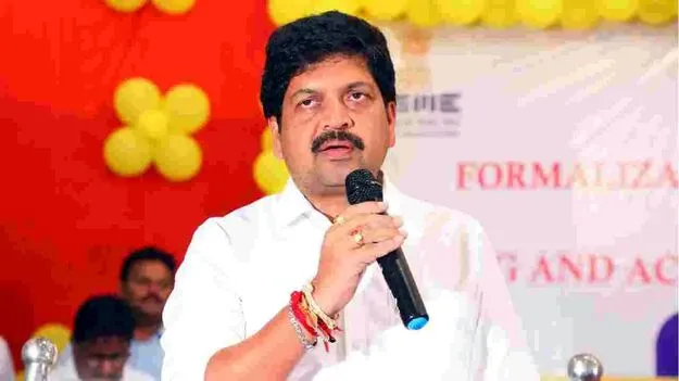 నకిలీ మద్యంతో జోగికి సంబంధాలు: కొల్లు 