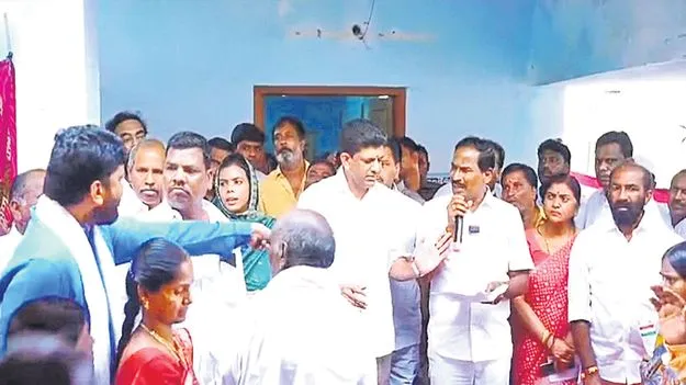 Mala Mahanadu Leaders: యూజ్‌లెస్‌ ఫెలో.. ఎవడ్రా నువ్వు