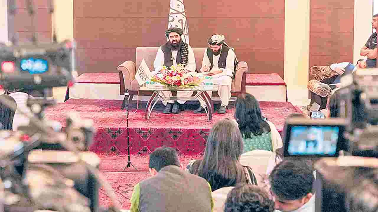 Press Conference: అఫ్ఘాన్‌ మంత్రి ప్రెస్‌మీట్‌లో మహిళా జర్నలిస్టులు