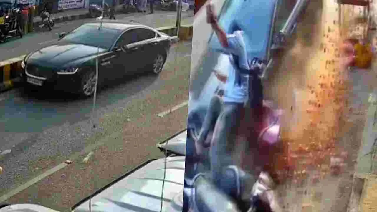 Luxury Jaguar Mows Down: జాగ్వార్ కారు బీభత్సం.. క్షణాల్లో ప్రాణం పోయింది.. 