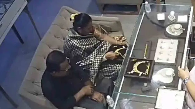 Couple Caught On Camera: కేడీ కపుల్.. మాటల్లో పెట్టి 6 లక్షల నగ కొట్టేశారు.. 